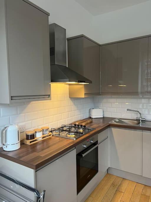Stylish One Bedroom Apartment In The Heart Of Angel Лондон Екстериор снимка